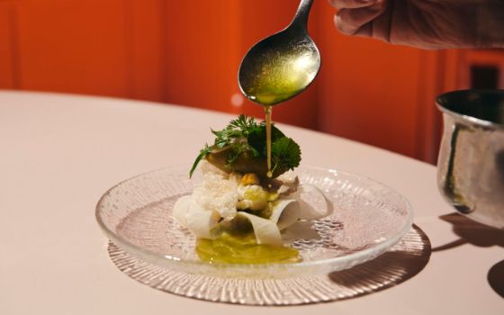 american-express-magazin-chef-portrait-michael-dober-grillierter-rettich-mediaslider