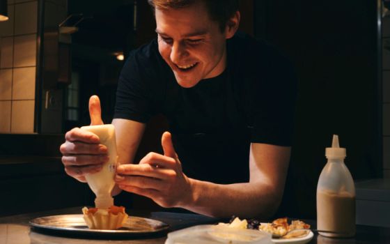 american-express-magazin-chef-portrait-michael-dober-rosa-pulver-mediaslider