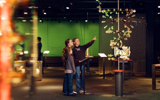 Kinder und Erwachsene erkunden eine interaktive Station im Swiss Science Center Technorama in Winterthur.