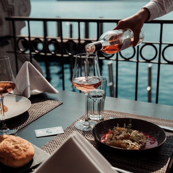 Nahaufnahme eines gedeckten Restauranttischs direkt am See