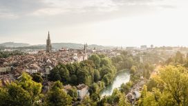 Panoramablick auf die Altstadt von Bern mit Münster, Bundeshaus und Aareschlaufe im Abendlicht.