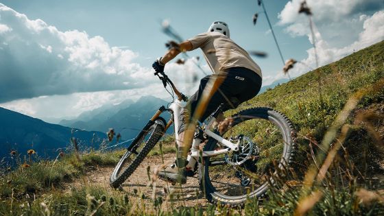 Ein Mann fährt auf einem Mountainbike durch die Berge.