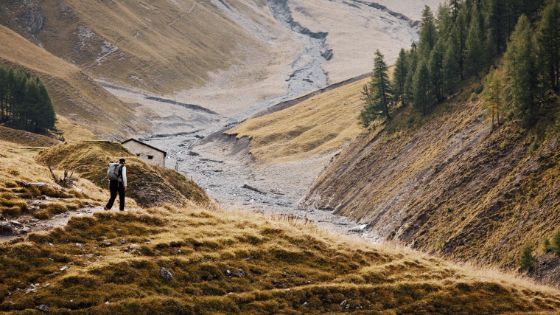 Wanderer im Schweizer Nationalpark auf einem Bergpfad