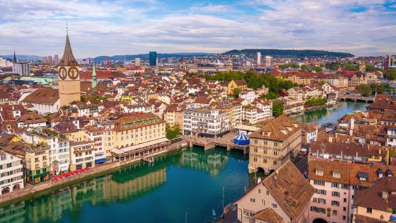 Luftaufnahme Altstadtpanorama von Zürich am Fluss.