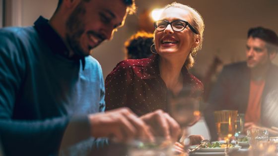 Nahaufnahme eines gut gelaunten Paares bei einem Dinner in einem Restaurant
