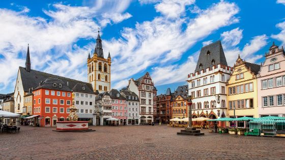 Marktplatz mit historischen Gebäuden in unterschiedlicher Architektur und Farbe in der Altstadt von Trier.