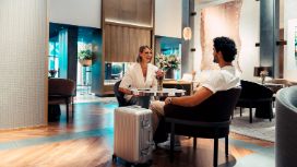Eine Frau und ein Mann sitzen in der Lobby eines Hotels.