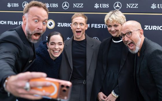 Die Schauspielerinnen und Schauspieler Erik Schmitt, Luise Heyer, Matthias Schweighöfer, Verena Altenberger und Benno Fürmann stehen vor einer Wand und machen ein Selfie. 