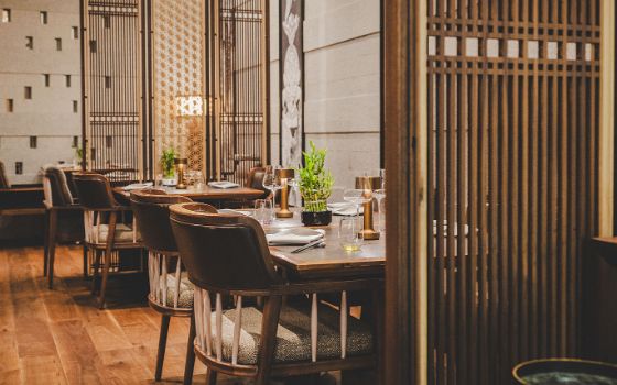 Die eleganten Innenräume mit der freundlichen Einrichtung im Restaurant The Japanese. 