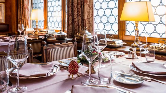 american-express-selects-top-story-interieur-old-swiss-house-2