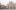 Der Mailänder Dom auf dem Piazza del Duomo mit Menschen und Tauben im Vordergrund an einem bewölkten Tag.