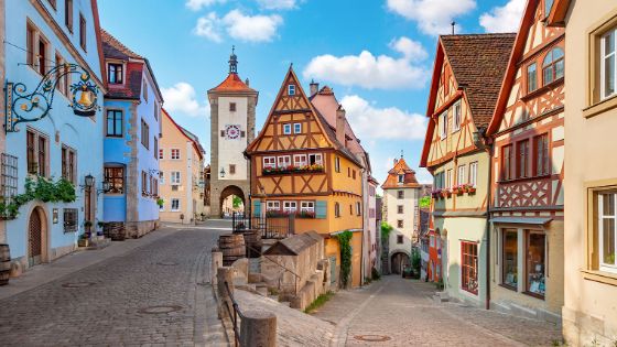 Mittelalterlicher Stadtkern mit bunten Fachwerkhäusern in Rothenburg ob der Tauber. 