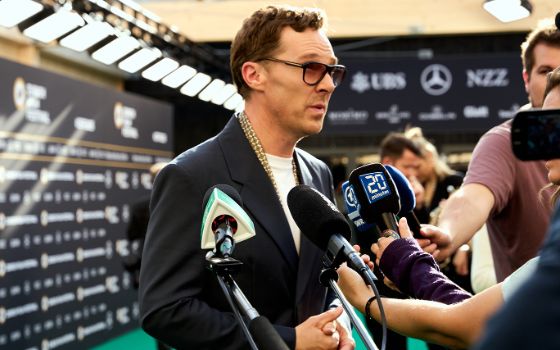 Der Schauspieler Benedict Cumberbatch steht auf dem grünen Teppich des Zurich Film Festivals und wird interviewt. 
