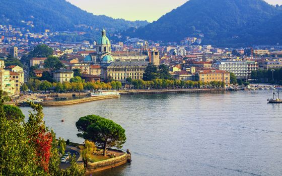 Mediterrane Stadt mit Dom an einem See.