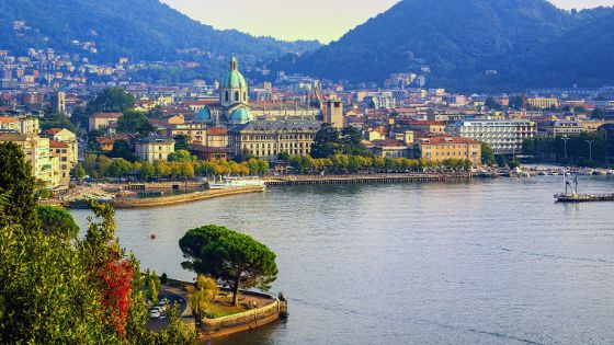 Mediterrane Stadt mit Dom an einem See.