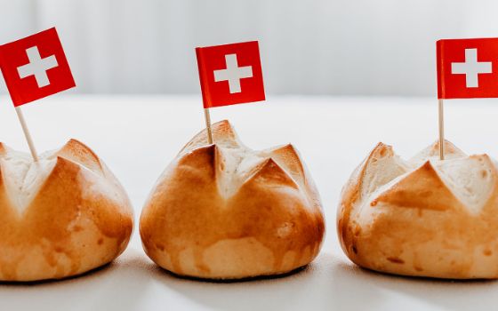 Drei Schweizer Weggen mit kleinen Schweizer Flaggen.