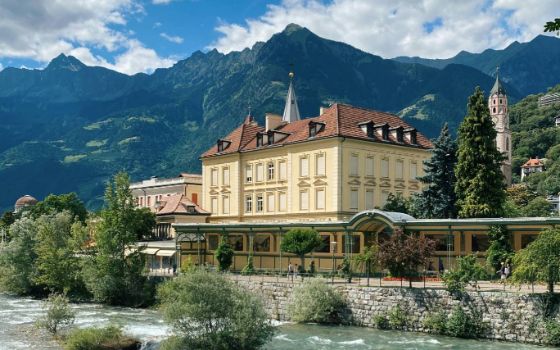 Historisches Gebäude an der Passer in Meran mit Blick auf die Südtiroler Berge