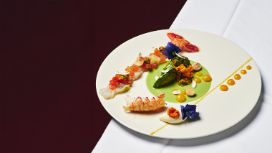 Ein weisser Teller mit appetitlich angerichteten Kleinigkeiten.