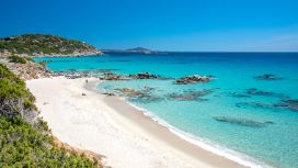 Panorama der Spiaggia di Tuerredda mit weissem Sand, Felsen im Wasser und türkisblauem Meer – Südsardinien pur.