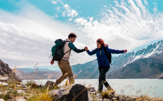 Ein Mann und eine Frau wandern in den Bergen. 