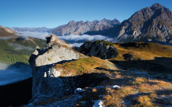 Berglandschaft im Schweizer Nationalpark mit Morgennebel