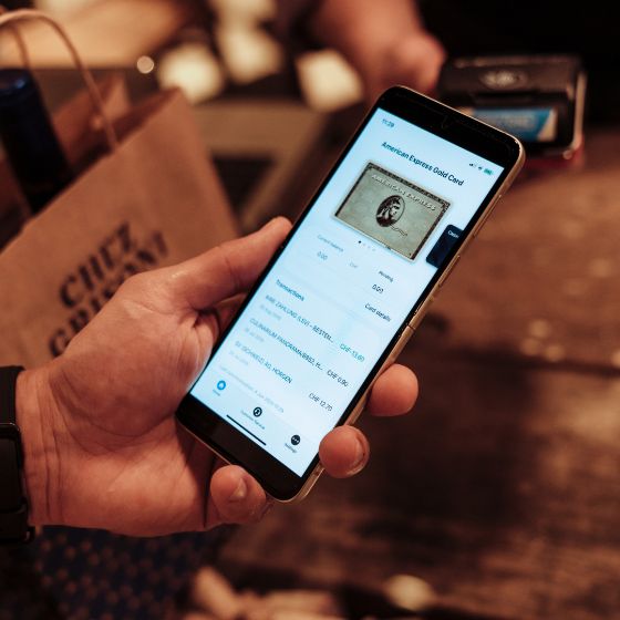 Nahaufname eines Handys, auf dem Screen ist die Swisscard App zu sehen