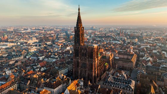 Luftaufnahme des Strassburger Münsters mit Blick über die Dächer der Altstadt bei Sonnenuntergang.