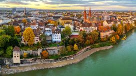 Herbstlicher Blick aus der Vogelperspektive auf das Basler Münster, die Altstadt und den Rhein bei Sonnenuntergang.