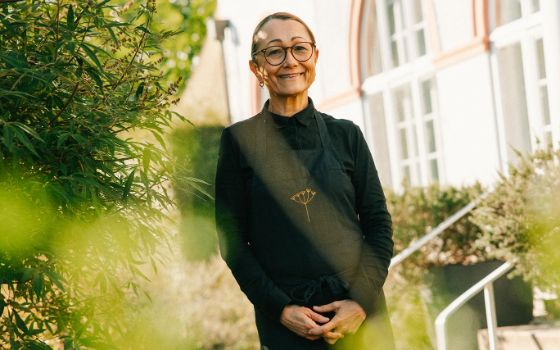 Porträt von der Köchin Tanja Grandits im Garten des Restaurants Stucki.