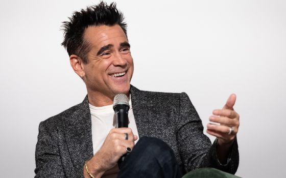 Der Schauspieler Colin Farrel spricht lachend in ein Mikrofon.