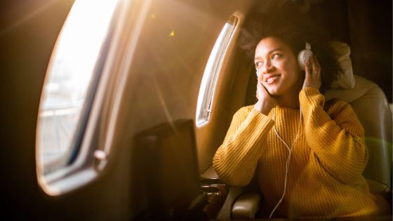 american-express-magazin-flugmeilen-frau-im-flugzeug-stagestatic