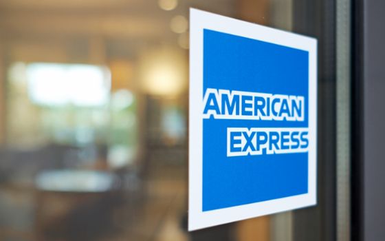 Das Logo von American Express auf einer Scheibe, der Hintergrund verschwommen.