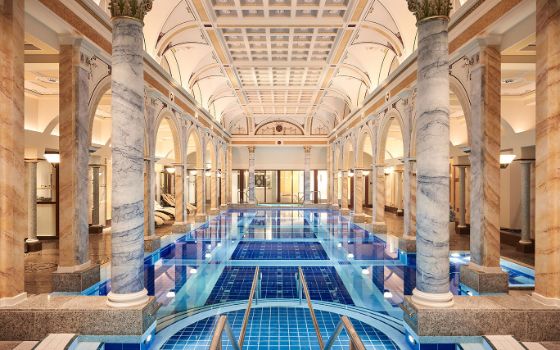 Elegantes Thermalbad mit barocker Atmosphäre samt Marmorsäulen und Fresken. 