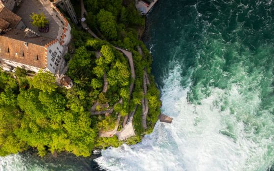 Luftaufnahme des Rheinfalls bei Schaffhausen mit Schloss Laufen und den Aussichtsplattformen direkt am Wasserfall.