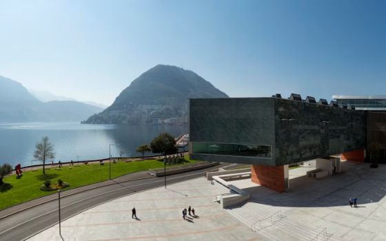 Moderne Architektur des LAC Lugano Arte e Cultura mit Blick auf den Lago di Lugano und den Monte San Salvatore.