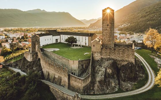 Die Gemäuer des Castelgrande sind auf einem Berg gebaut, dort steht ein Turm mit Burgmauern, die mit einem Neubau erweitert wurden. 