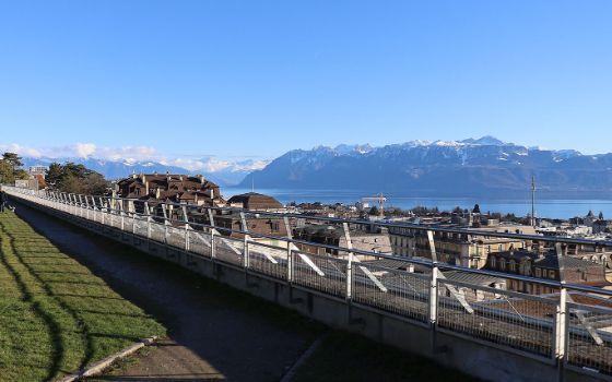 Esplanade de Montbenon in Lausanne mit Blick über die Stadt und den Genfersee bis zu den Alpen.