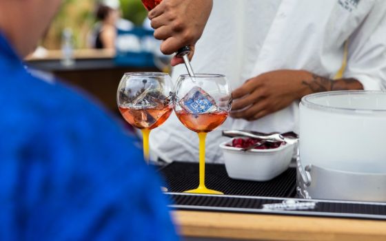 Barkeeper bereitet Aperitif mit Lillet beim American Express Platinum Event im the Palm 3 Zürich zu