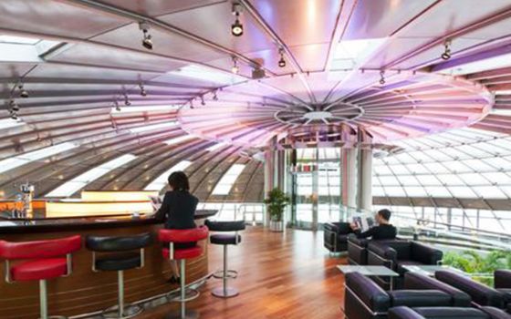 Die Bar in der EuroAirport Skyview Lounge in Basel in einer offenen, einladenden und hellen Umgebung.