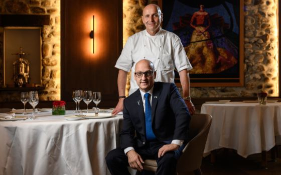 Philippe Chevrier und Esteban Valle posieren an einem elegant gedeckten Tisch im Restaurant «Domaine de Châteauvieux»