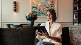 Eine Frau sitzt auf dem Sofa in einem Hotelzimmer.