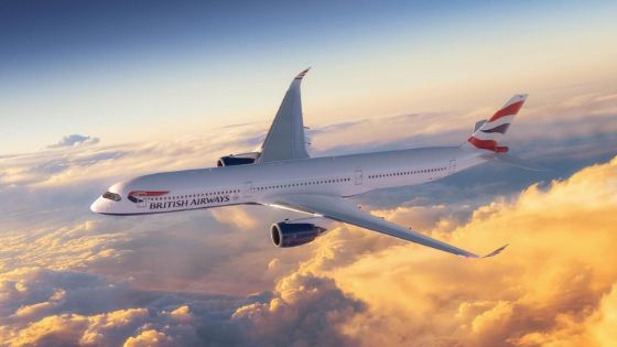 Ein Airbus-Flugzeug von British Airways fliegt über den Wolken bei Sonnenuntergang.