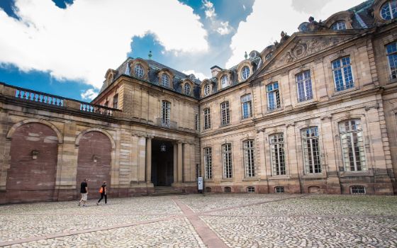 Historisches Palais Rohan in Strassburg mit barocker Fassade und Kopfsteinpflaster-Innenhof.