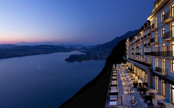 Abendlicher Blick vom Bürgenstock Resort auf den Vierwaldstättersee und die Lichter am Ufer