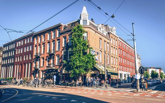 americanexpress-magazin-places-amsterdam-restaurants-bar-bukowski-stagestatic
