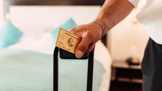 Eine Hand hält eine Kreditkarte von American Express.