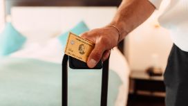 Eine Hand hält eine Kreditkarte von American Express.
