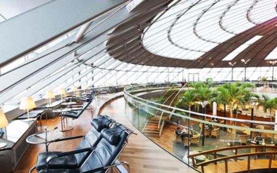 Zwei Loungestühle stehe in der EuroAirport Skyview Lounge in Basel unter der freundlichen und hellen Glaskuppel.