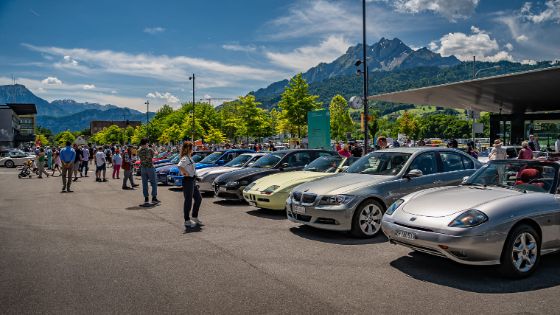 Verschieden Oldtimer stehen nebeneinander auf der Strasse