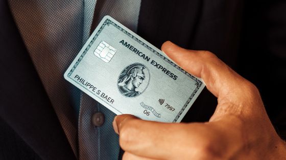 Nahaufnahme einer silbernen Platinum Kreditkarte aus Metall von American Express in einer Hand